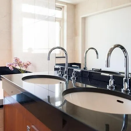 Modern 3 Bedroom Apartment アパート アムステルダム
