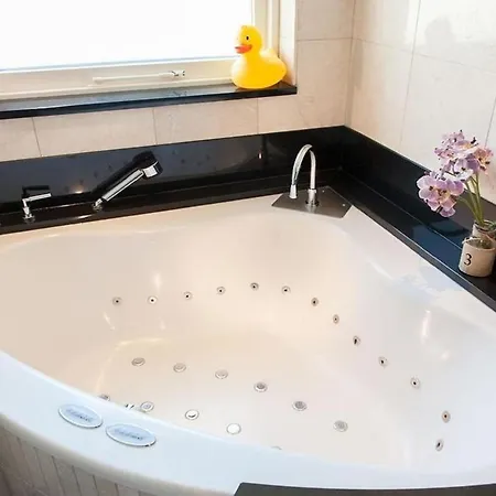 アパート Modern 3 Bedroom Apartment アムステルダム
